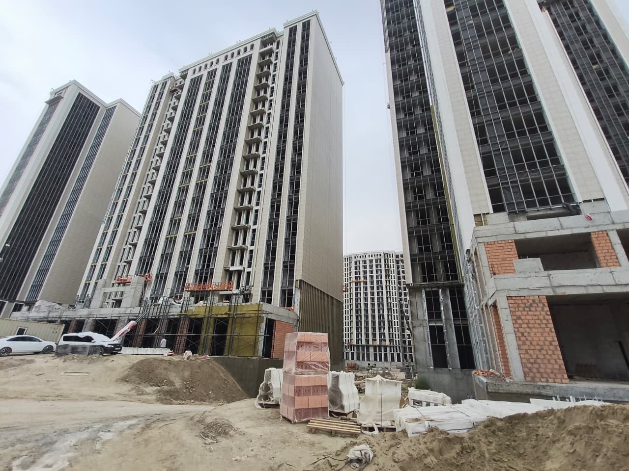 Жилые корпуса ЖК «АН-НУР» в процессе строительства
