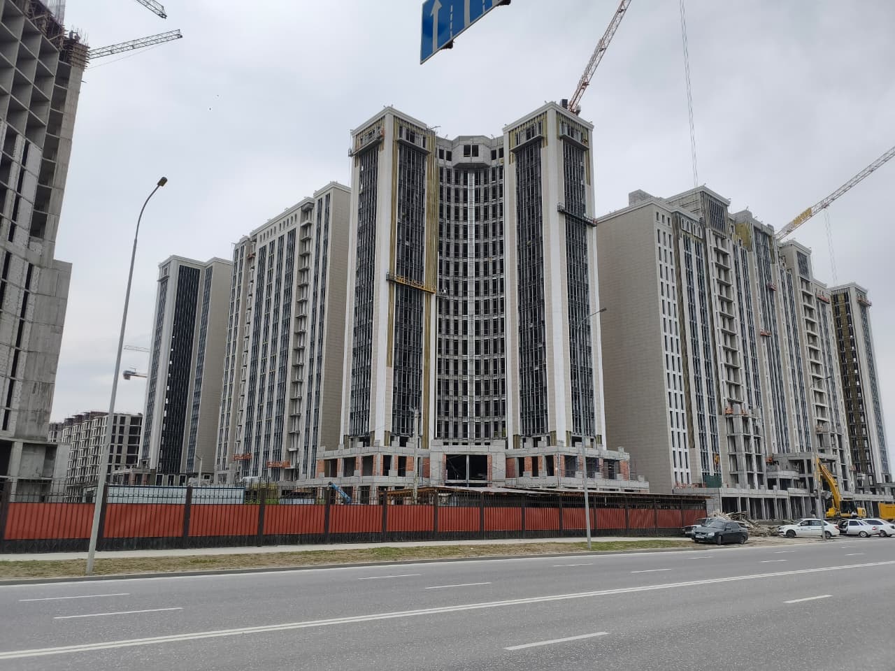 Главный фасад ЖК «АН-НУР» в процессе строительства